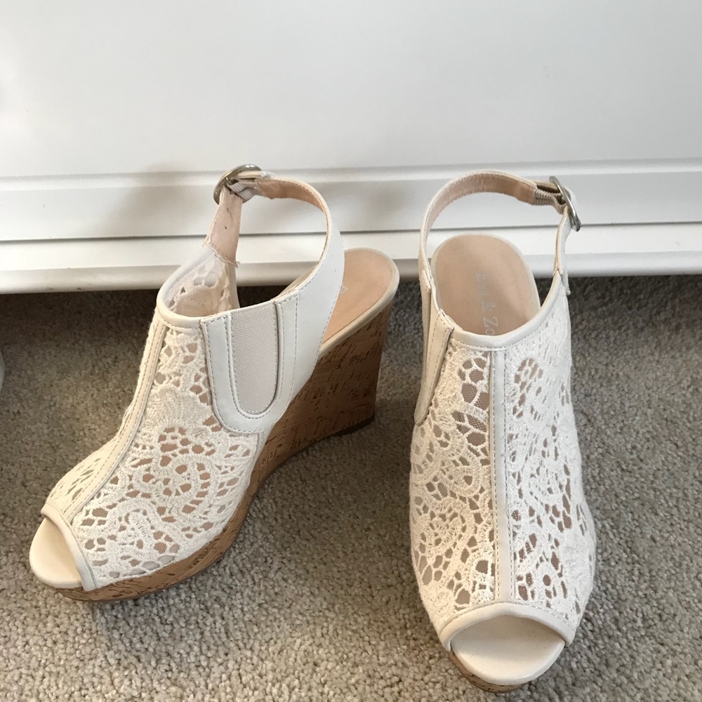 NWOT Eva & Zoe lace wedges